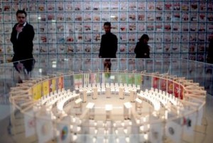 Besucher betrachten am Donnerstag (26.04.2012) auf der Biennale in Berlin das Werk "New World Summit" des niederländischen Künstlers Jonas Staal. Die Ausstellung läuft vom 27.04.12 bis zum 01.07.2012 in der Hauptstadt. Foto: Britta Pedersen dpa/lbn +++(c) dpa - Bildfunk+++